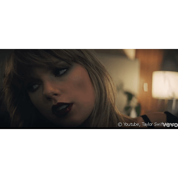 Para deixar todo o destaque para o batom com glitter, Taylor Swift deixou a maquiagem dos olhos mais básica (Foto: Taylor Swift Vevo)